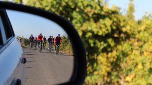 Cursă inedită în inima Vrancei. Peste 100 de cicliști au intrat în pielea rutierilor din marile competiții ale lumii
