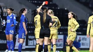 Scene șocante la un meci de fotbal feminin! Și-a luat adversara de gât și a pus-o la pământ