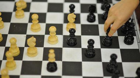 CONTROVERSĂ‚ | Logo-ul pentru ediția 2018 a Campionatului Mondial de șah a încins internetul: "controversat și trendy" sau "sexual fără rușine"?