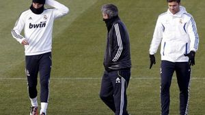 Scandalul dintre Mourinho și vedetele Realului o poate întări pe Chelsea!** Un GREU din vestiarul "galacticilor" ar putea ajunge în Anglia