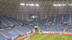 Primele incidente în tribunele stadionului „Ion Oblemenco” + O persoană, cu probleme medicale, a murit la spital | FOTO&VIDEO EXCLUSIV