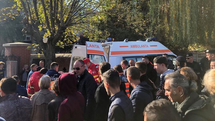 Scene dramatice în cimitirul Sineasca! Mamei lui Ilie Balaci i s-a făcut rău și a fost urcată în ambulanță