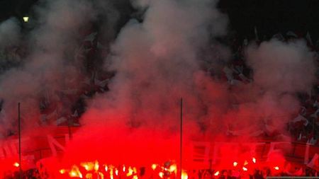 Fanii cer legalizarea folosirii torțelor pe stadioane!