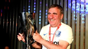 Gică Hagi a pus mâna pe telefon și l-a sunat pe Gigi Becali. Vrea să transfere doi fotbaliști de la FCSB: „Pe ei îi vrea”