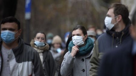 Masca e obligatorie și în aer liber! Ce restricții au intrat în vigoare azi, în București + Amenzi usturătoare pentru cei care nu respectă noile reguli