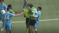 „O nebunie”. Fotbalistul român a sărit să-l bată pe arbitru în Italia