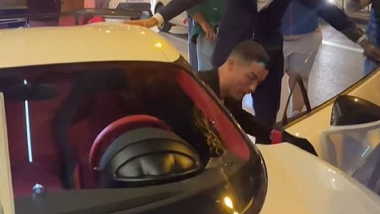 Cristiano Ronaldo a creat isterie în Madrid cu bolidul său de 10 milioane de euro, produs în doar 10 exemplare! Fanii l-au luat cu asalt pe starul portughez | GALERIE FOTO