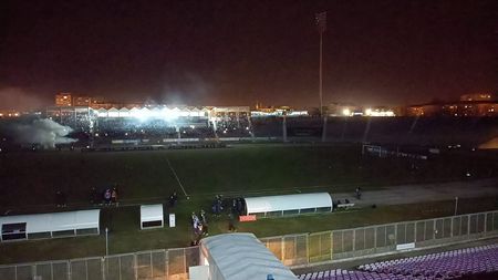 Cu ”fruncea” jos! Timișoara s-a făcut de râs în fața țării! Bătrânul stadion ”Dan Păltinișanu” a trădat Politehnica, iar Petrolul va câștiga la ”masa verde” meciul oprit de două stingeri a nocturnei