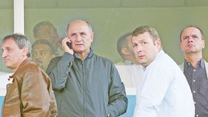 Cât mai rezistă Răzvan în Giulești? Copos a luat legătura cu Hizo! Vezi ce au discutat cei doi