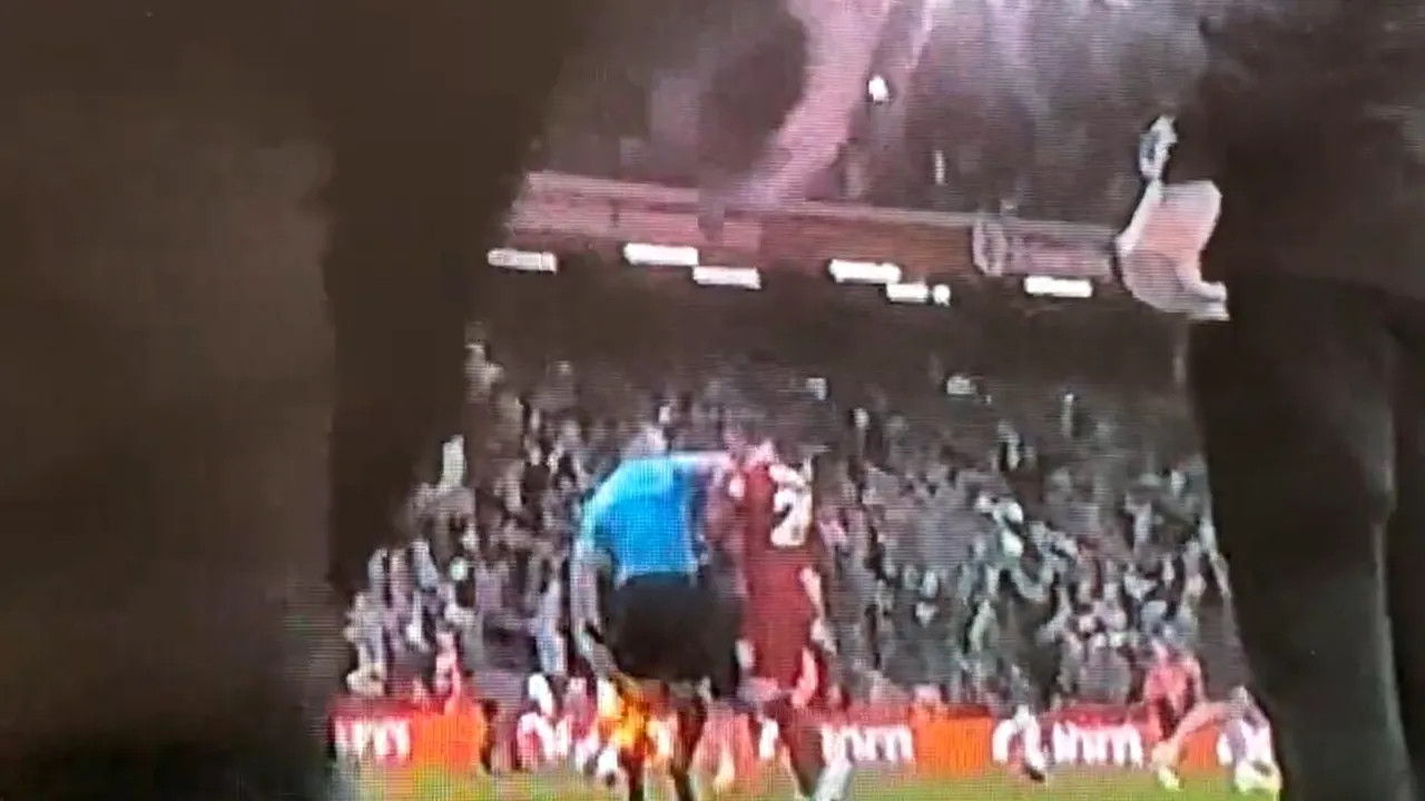 Faza zilei în fotbalul european s-a petrecut la meciul Liverpool - Arsenal! Andy Robertson a fost lovit în figură de arbitru | VIDEO