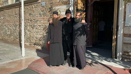 Gigi Becali a intrat în direct de la Techirghiol. Ce face miliardarul, cu călugării, pe câmp: „Apoi, nămol”