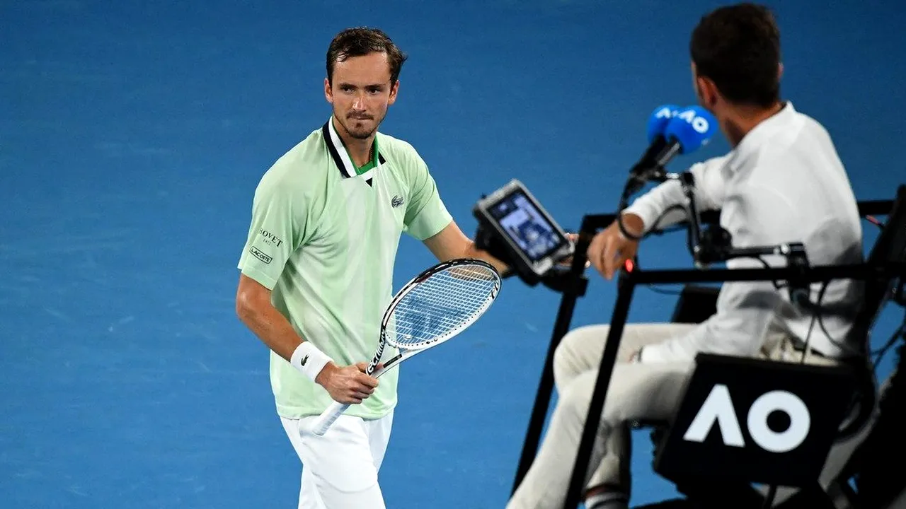 Daniil Medvedev, amendat pentru obscenități înaintea finalei cu Rafael Nadal de la Australian Open! Câți bani trebuie să scoată din buzunar după ce l-a insultat pe arbitru