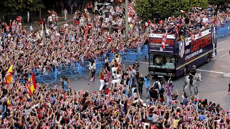 VIDEO Fanii lui Real s-au uitat din nou cu jind la sărbătoarea rivalilor! Atletico, din nou vedetă pe străzile din Madrid