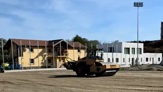 Câțiva ani mai târziu… Baza sportivă din Șelimbăr e aproape de finalizare! Primarul, live de pe șantier, anunță revenirea acasă a… copiilor clubului, nu a echipei din Liga 2!