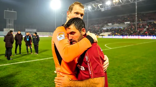 Imaginile pe care nu le-ai văzut la televizor. Culio, în lacrimi, îmbrățișat de colegi, după ultimul meci la Cluj | GALERIE FOTO