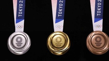 GALERIE FOTO | Cum arată medaliile de la Jocurile Olimpice din 2020. Au fost reciclate 6 milioane de telefoane mobile pentru realizarea lor