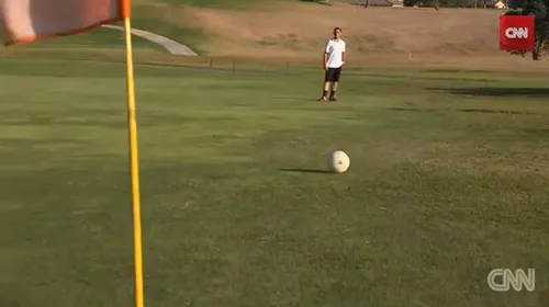 VIDEO | Seamănă cu golful, dar lovești mingea ca la fotbal. Ghicești despre ce sport e vorba?