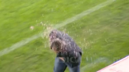 Reghecampf, udat cu un lichid de culoare roșiatică la pauză:** "Aia era de fapt mizerie, nu ceai!" Faza care nu s-a văzut în direct la TV