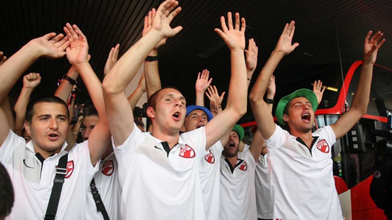 "Dependenți" de distracții! "Câinii", prinși din nou în oraș!