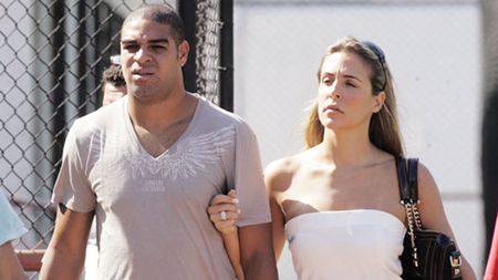 Și-a plătit iubita să nu pozeze goală