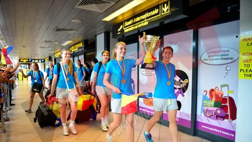 FOTO | Campioanele mondiale au sosit acasă și au fost primite pe aeroport de peste 100 de oameni. Secundul Kozma, după prezentarea trofeului: 