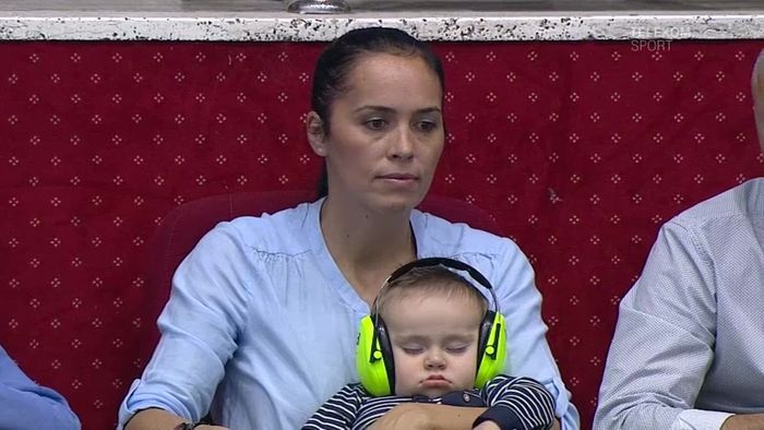IMAGINEA SERII | Fiul Aureliei Brădeanu a adormit în vacarmul din Sala Polivalentă, în timpul meciului CSM - Ferencvaros. Cum l-a protejat "Mika"