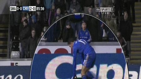 GENIAL!  Un român a ajuns "vedetă" în scandalul în care e implicat Hazard! Ce se aude pe clipul cu gestul incalificabil postat de The Sun