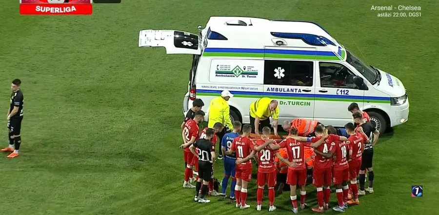 Rareș Pop, prăbușit pe teren în a doua repriză a meciului UTA Arad - Hermannstadt 1-0
