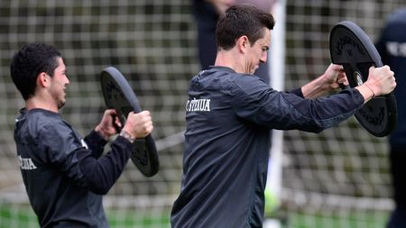 Incredibile transformări în perioada Reghe. Ce a făcut Tommy din steliști. Gardoș "plesnește" de mușchi. Cum a fost surprins |FOTO