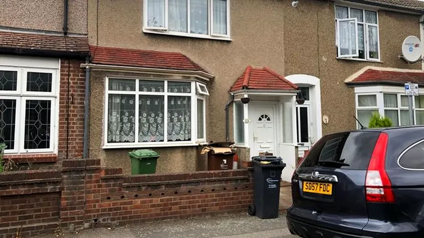 FOTO | Ce mizerie a putut lăsa un român într-un apartament închiriat în Marea Britanie