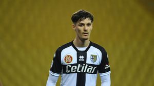 Dennis Man s-a împiedicat de „ruleta lui Zidane”. Faza care a stârnit hohote de râs în finalul partidei Spezia - Parma | VIDEO