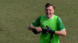 Moți din Liga 2! VIDEO | Moment incredibil: un atacant de la CS Balotești a apărat un penalty în meciul cu Farul