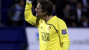 Van der Sar continuă pe Old Trafford!** Portarul a semnat prelungirea contractului cu ManU!