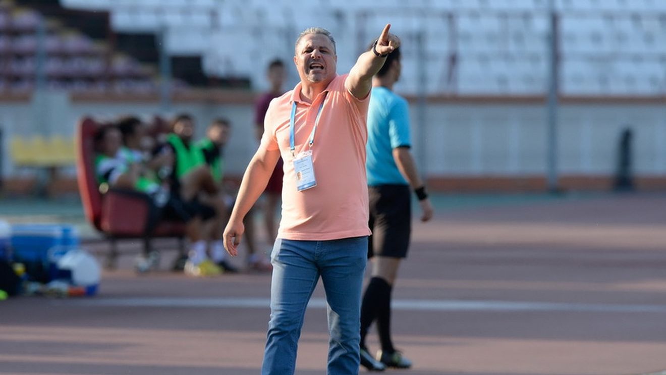 Șumudică a luat foc după meciul cu Brașov din Cupă! Și-a certat jucătorii, a trimis "săgeți" către Viitorul și a făcut o promisiune: "Nu mai antrenez în România dacă obțin toate cele trei trofee" 