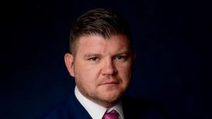 Anton Pisaroglu îi cere demisia de onoare lui Eduard Novak, după ce nu a știut să recite imnul României: „Își arată din nou disprețul pentru simbolurile naționale românești”