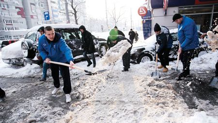 Sportivii SMURD!** 200 de rugbiști au ieșit în stradă pentru a deszăpezi spitalele din Sectorul 1