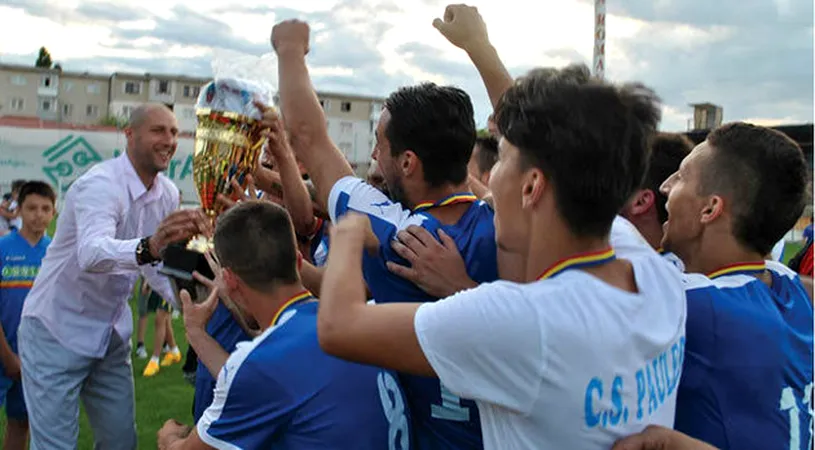 Cătălin Burlacu a înmânat trofeul câștigătoarei Cupei în Prahova.** CS Păulești n-a avut rival în finală