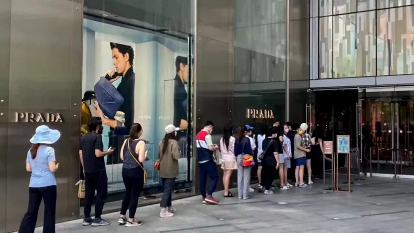 Locuitorii din Shanghai au făcut cozi la magazine de lux în prima zi de după lockdown. ”Cei mai mulți și-au arătat interesul pentru inelele cu diamante”