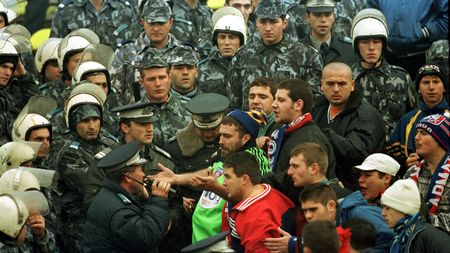 Fanii Stelei sunt scoși în stradă de fostul lider Armata Ultra: "Ce a rămas din club? Un stadion gol, rudele jucătorilor și acoliții creditorului-profitor. Luați înapoi ce vă e mai drag pe lume!"
