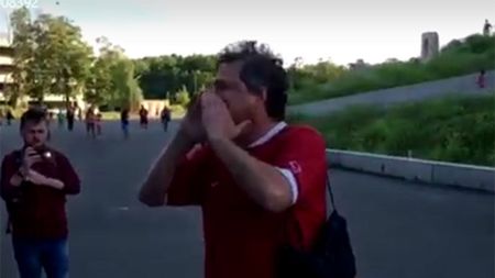 VIDEO | Nemulțumit de numirea lui Daum, un fost jucător al lui Dinamo a protestat în fața sediului FRF: "Nu votați cocaina! Hoților!"