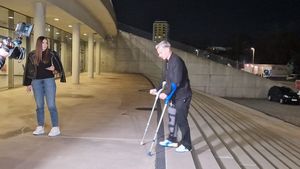 Apariție dureroasă a fotbalistului lui Gigi Becali. A venit în cârje la stadion și a fost ajutat de iubită