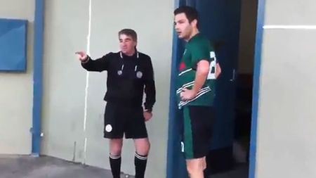VIDEO INCREDIBIL Cea mai ciudată eliminare din ISTORIE:** a luat roșu că nu a vrut să-și scoată cercelul din penis! Cum a aflat arbitrul
