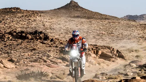 Emanuel Gyenes, prima zi cu probleme în Raliul Dakar 2021. Românul a încercat să limiteze pagubele în etapa a 3-a, dar la finalul zilei a pierdut șefia la clasa Malle Moto