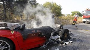 FOTO INCENDIAR** Mergea liniștit spre antrenament și s-a trezit în IAD! Pompierii au avut mult de furcă cu un Ferrari în FLĂ‚CĂ‚RI!