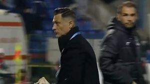 Imaginile rușinii! Mirel Rădoi, atacat cu hârtie igienică la Botoșani: „Gest deplasat”