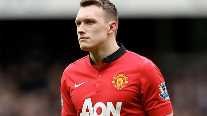 Phil Jones va lipsi o lună de pe teren