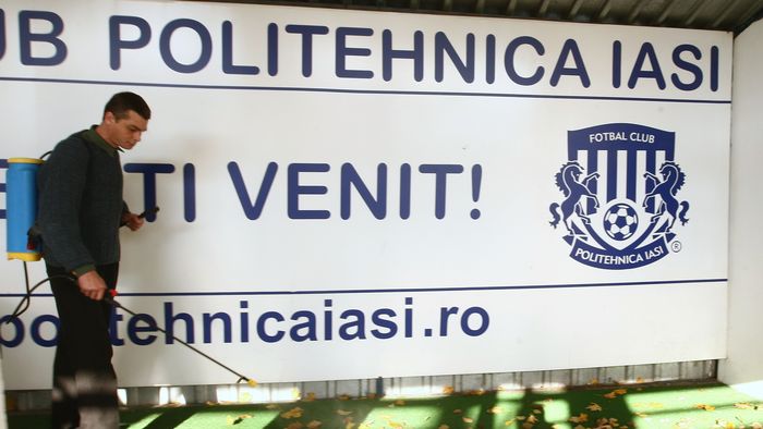 FOTO** Au "scos" gripa din vestiare! Dezinfecție la Poli Iași!