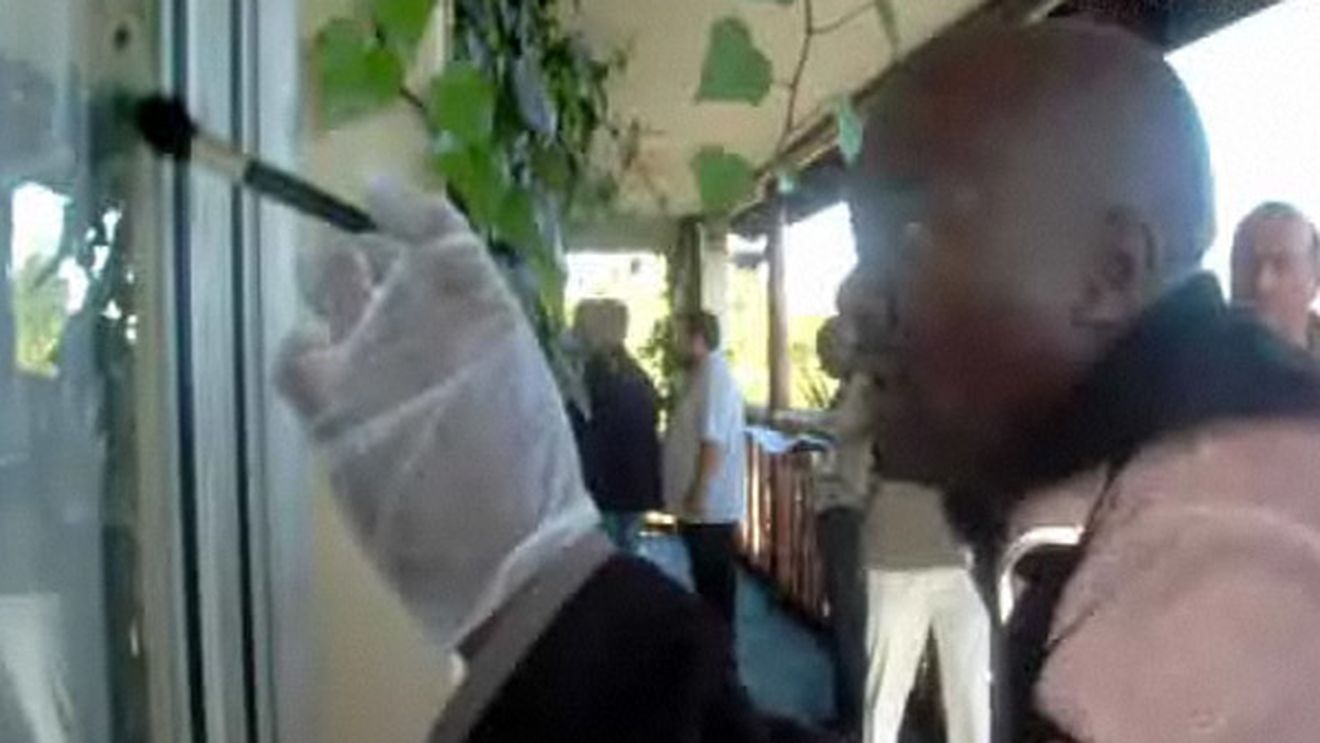 INCREDIBIL **Jurnaliști amenințați cu pistolul și jefuiți în somn în Africa de Sud