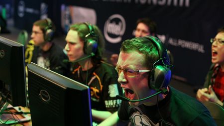 Urmareste live** semifinalele IEM