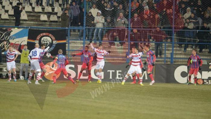FOTO: Cea mai controversată fază a meciului. Henț în careul Stelei, arbitrul n-a fluierat nimic